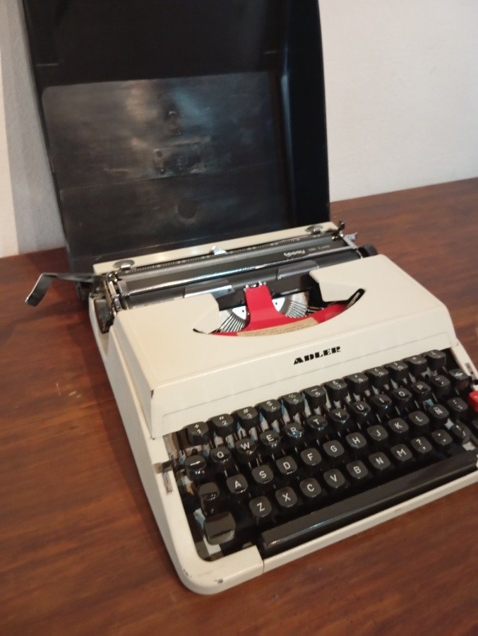 Maquina de escribir ADLER en excelente estado - imagen 3