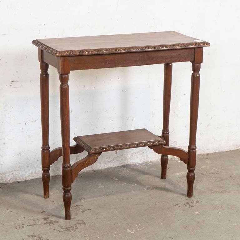 Mesita Inglesa de Sala con Estante y Detalles Tallados