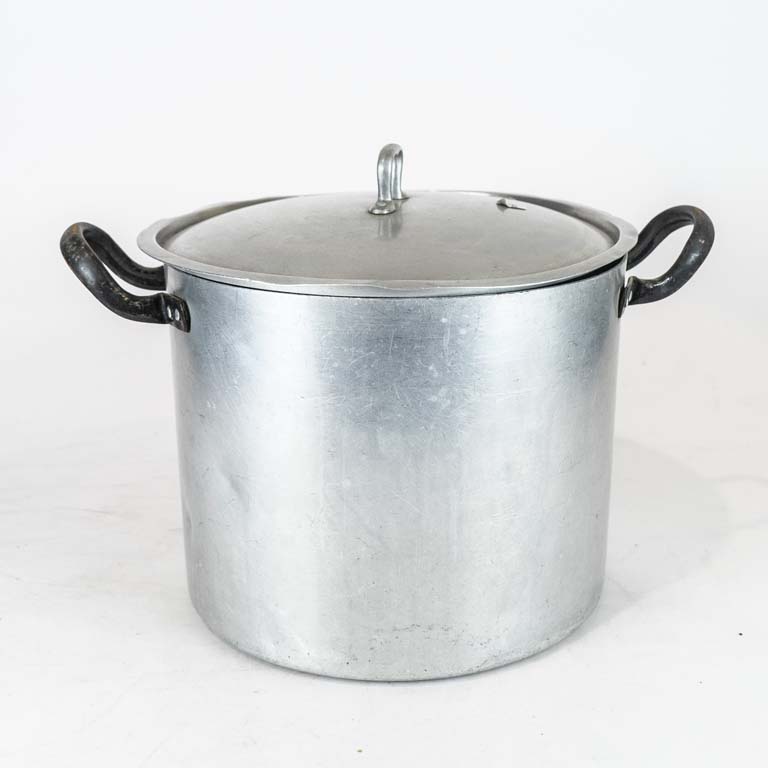 Olla con tapa  - Medidas: 25cm 