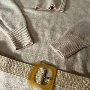 Buzo de Lana Cremoso con Cinturón y Bordado Frontal Talle XL - imagen 6