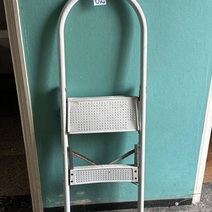 Escalera Metálica Plegable Blanca de Cocina - imagen 2
