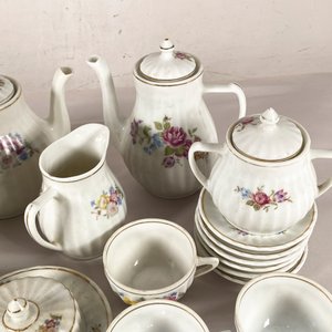 Conjunto de Loza Blanca con Flores Rosadas y Amarillas: Teteras, Jarras, Tazas y Platos - imagen 3