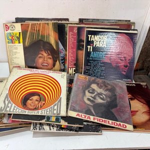 Lote siguiente: Lote de Discos de Vinilo de Música Latina y Tango