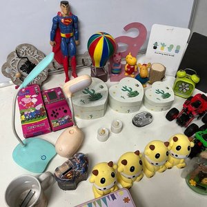 Lote Variado: Juguetes, Veladoras, Reloj, Tazas y Más - imagen 17