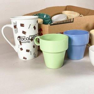 Lote de Tazas y Platos de Cerámica de Colores Variados - imagen 2