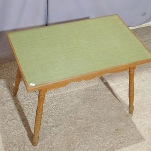 Mesa Baja de Madera con Tapa Cerámica Verde y Patas Torneadas - imagen 2