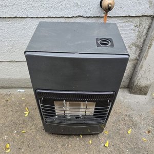 Lote siguiente: Estufa a Gas De Longhi con Válvula - Requiere Reparación