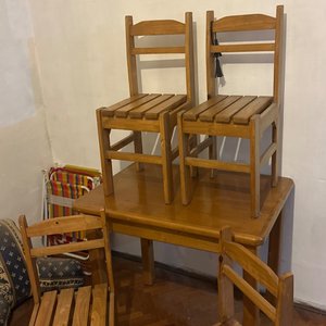 Lote siguiente: Mesa de madera con 4 sillas