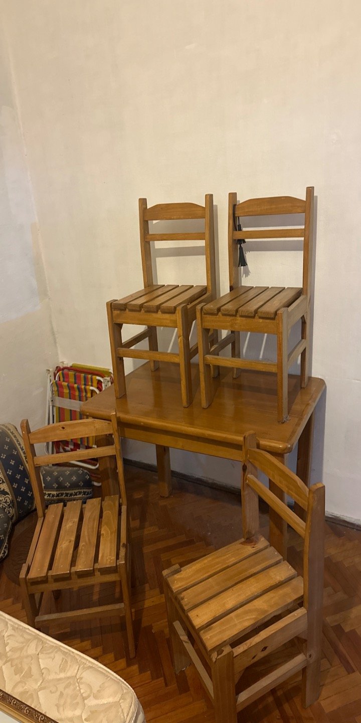 Mesa de madera con 4 sillas