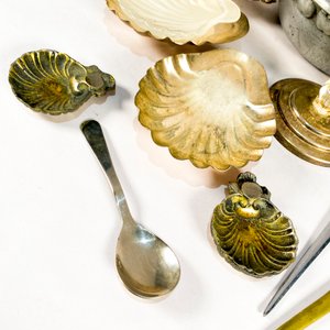 Lote Variado de Artículos en Peltre: Coquillas, Ceniceros, Cuchara y Más - imagen 3