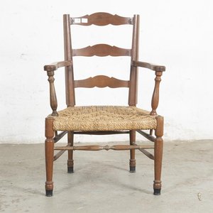 Lote siguiente: Sillón bajo de madera y fibras naturales con detalles