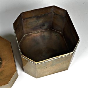 Caja de té octogonal en bronce con tapa decorada con escudo - imagen 5
