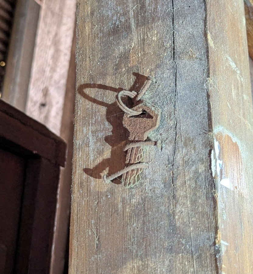 Puerta antigua de frente con panelado de cedro y llaves - imagen 5