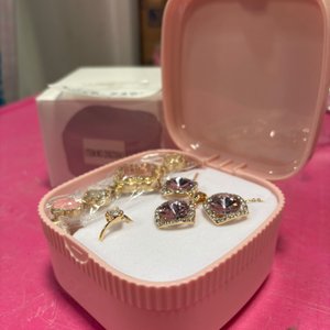 Set de Joyería y Reloj para Dama: Collar, Aretes, Anillo y Pulsera en Caja Rosada - imagen 3