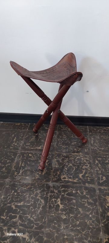 Muy linda banqueta plegable en madera y asiento en cuero repujado - imagen 1