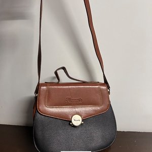 Cartera de cuero marrón y negro con detalles dorados - imagen 3