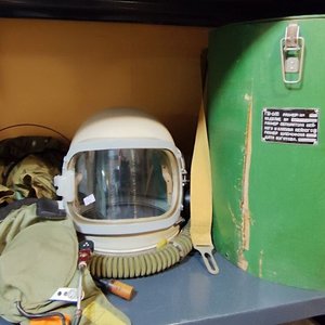 Casco Soviético Presurizado GSH-6 para Vuelos Estratosféricos con Contenedor Original - imagen 2