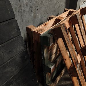 Paneles Oscuros de Exhibición y Pallets de Madera - imagen 4