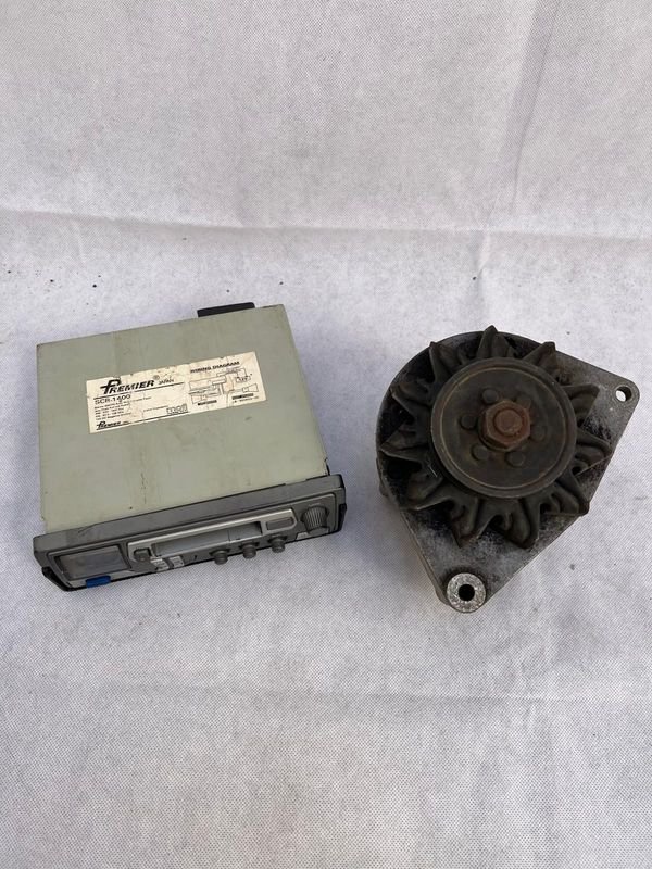 Radio de auto y motor 6W a la vista - Equipamiento para automóviles