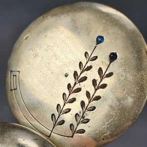 Antiguo Relicario Metálico con Diseño de Hojas y Piedras Azules - imagen 8