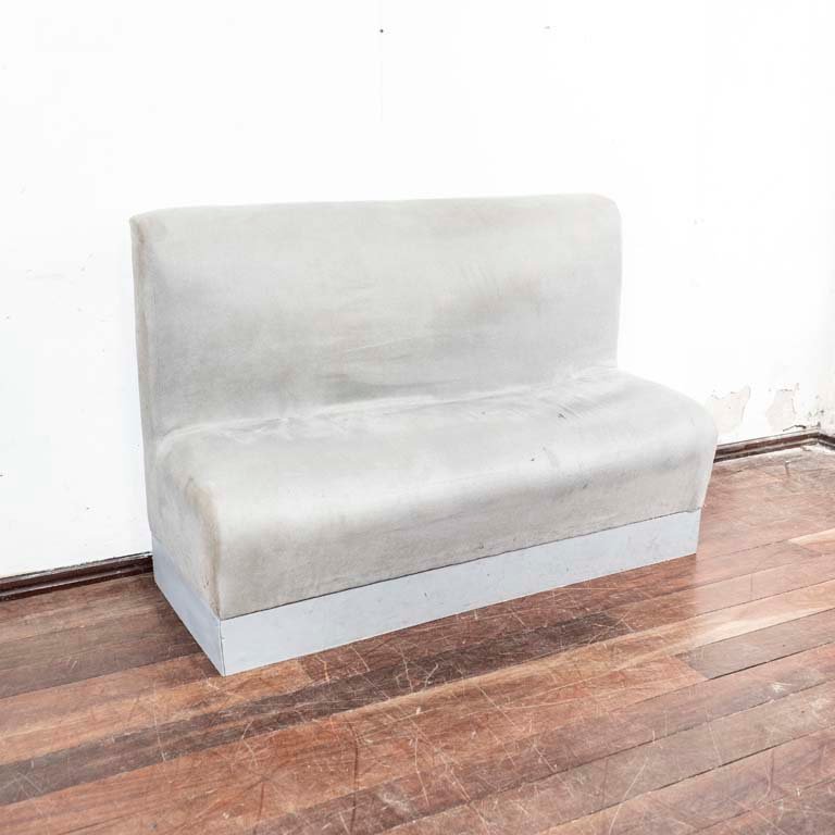 Lote anterior: Sofá de dos cuerpos con base de madera, tapizado manchado y detalles en la base