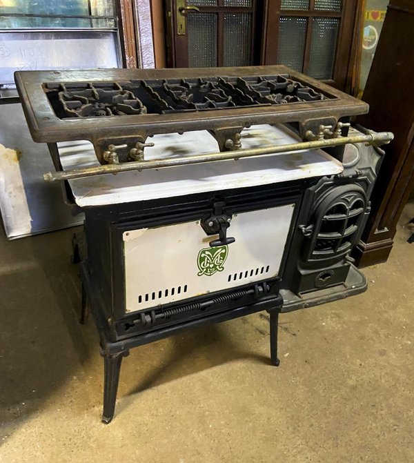 Cocina a Gas Antigua de Hierro Fundido con Logo "M.D. LTD."