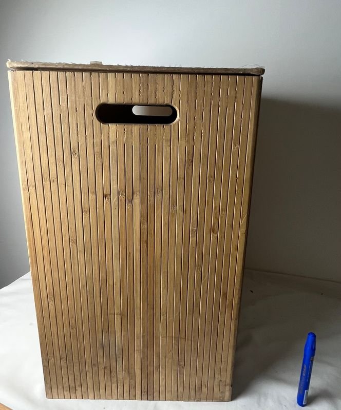 Canasto para ropa sucia de madera con bolígrafo azul - imagen 4