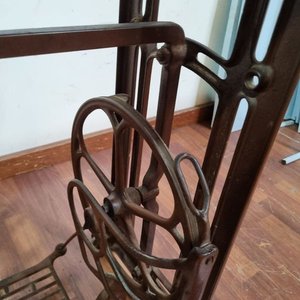 L 959 - Mesa auxiliar con base de maquina de coser antigua en hierro forjado y tapa de madera maciza (Medidas 71x36x81cm) - imagen 3