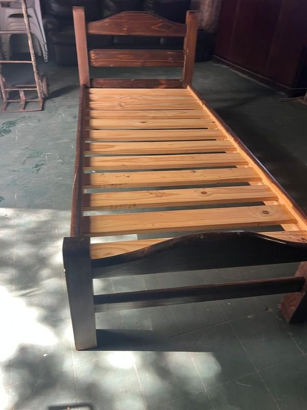 Cama de Una Plaza en Madera Oscura con Cabecera y Piecera