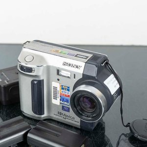 Filmadora Sony FD Mavica Digital con Cargador y 2 Baterías - imagen 2