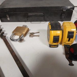 Lote de Herramientas: Pistola de Silicona, Mechas, Candado, Cinta Métrica y Más - imagen 5
