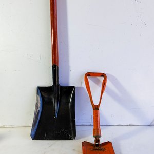 Dos Palas Metálicas con Mangos de Madera y Naranja - imagen 1