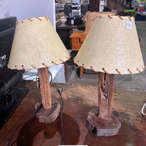 Lote siguiente: Par de Lámparas de Mesa Rústicas con Base de Madera