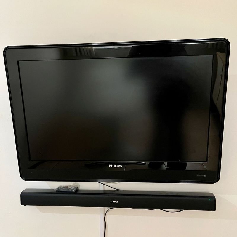 Televisor Philips con Panel de Audio Aiwa