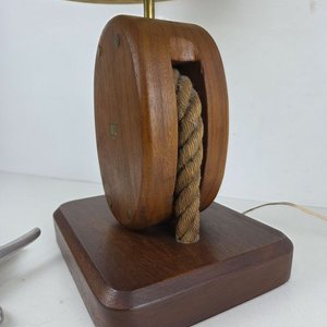 Lámpara Rústica de Madera con Polea y Cuerda - imagen 3