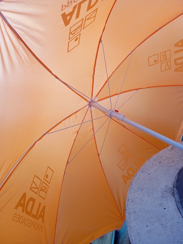 Sombrilla naranja y accesorios - imagen 5