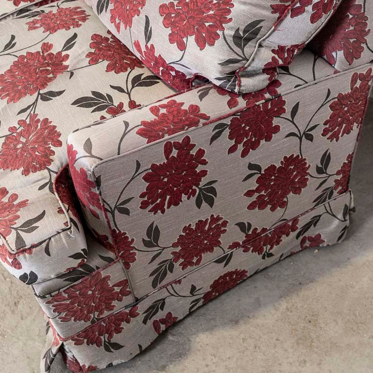 Sofá de tres cuerpos tapizado en tela con estampado floral - imagen 3