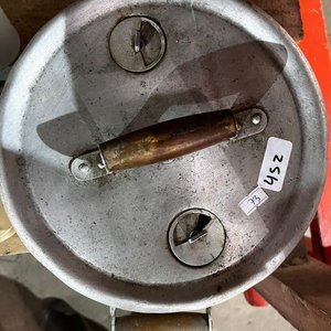 Lote anterior: Budinera Antigua de Aluminio con Tapa y Asas de Madera