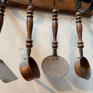 Colgador de Pared Rústico con Utensilios de Cocina en Madera y Cobre - imagen 2