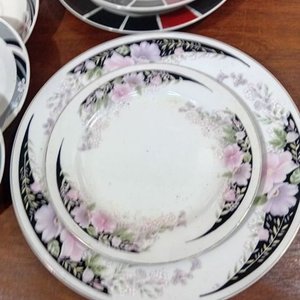 Lote de 11 Platos con Diseños Florales y Geométricos - imagen 4