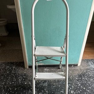 Escalera Metálica Plegable Blanca de Cocina - imagen 3