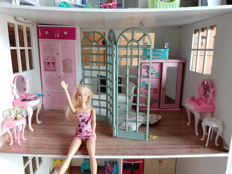 Casa de muñecas con muebles y accesorios - imagen 5