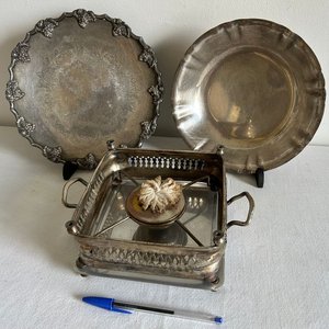 Plato Decorativo y Calentador de Metal Plateado - imagen 3