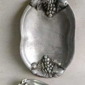 Dos Bandejas de Peltre con Diseño de Frutas - imagen 5