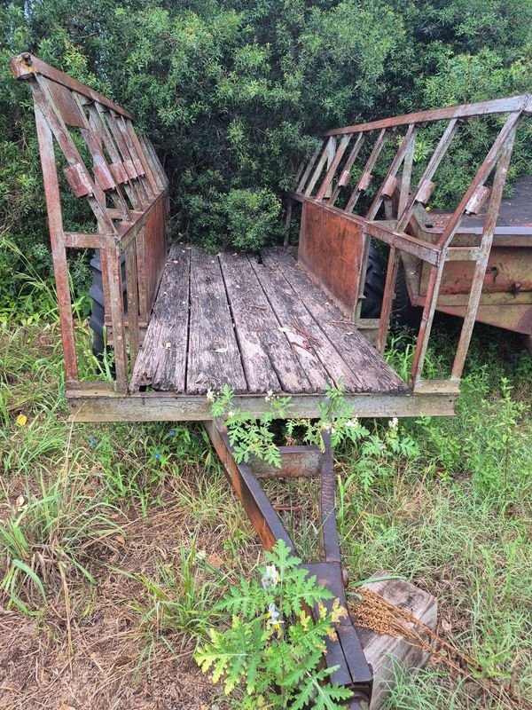 Lote siguiente: Zorra Leñera Muy Fuerte con Piso de Madera y Ruedas de Tractor