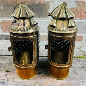 Lote siguiente: Pareja de Faroles Antiguos de Metal para Vela con Cuerpo Calado y Asa