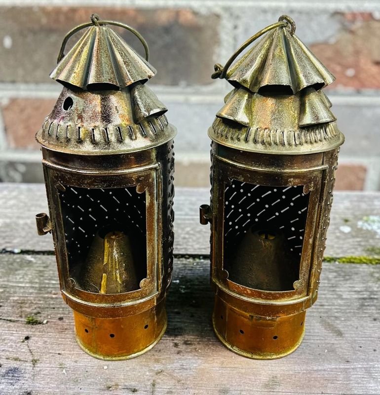 Pareja de Faroles Antiguos de Metal para Vela con Cuerpo Calado y Asa