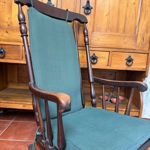 Mecedora Antigua Estilo Americano en Madera Torneada con Tapizado Verde - imagen 6
