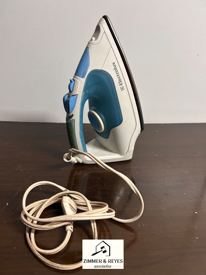 Plancha de Ropa Electrolux Blanca y Celeste