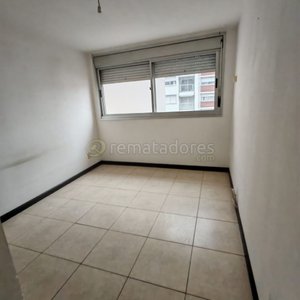 Lote siguiente: Remate de Apartamento Vacío con Ventanal Grande